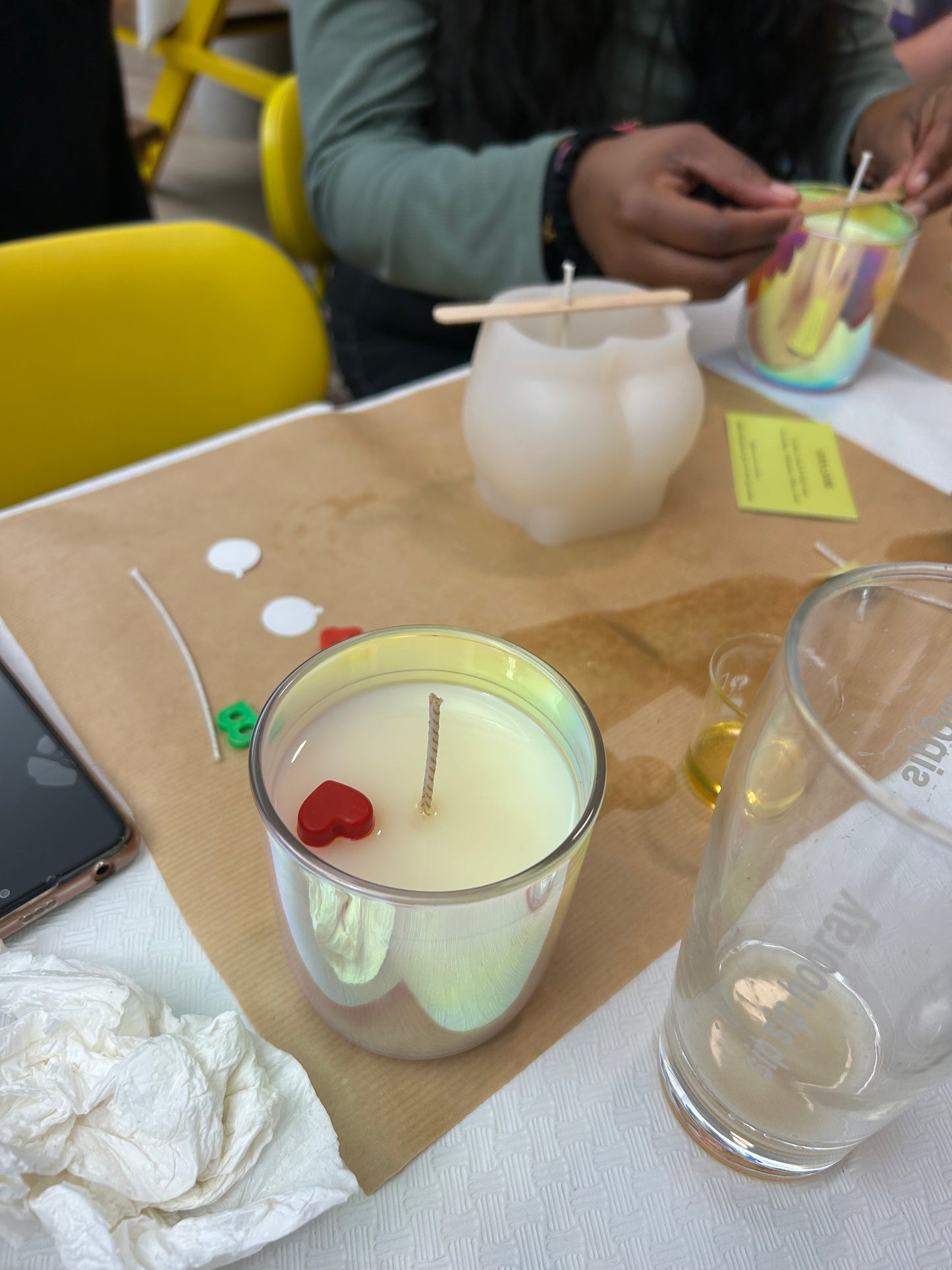 Taller de fabricación de velas «Velas de cera de soja con diseños incrustados» con Sofija en Múnich, Alemania