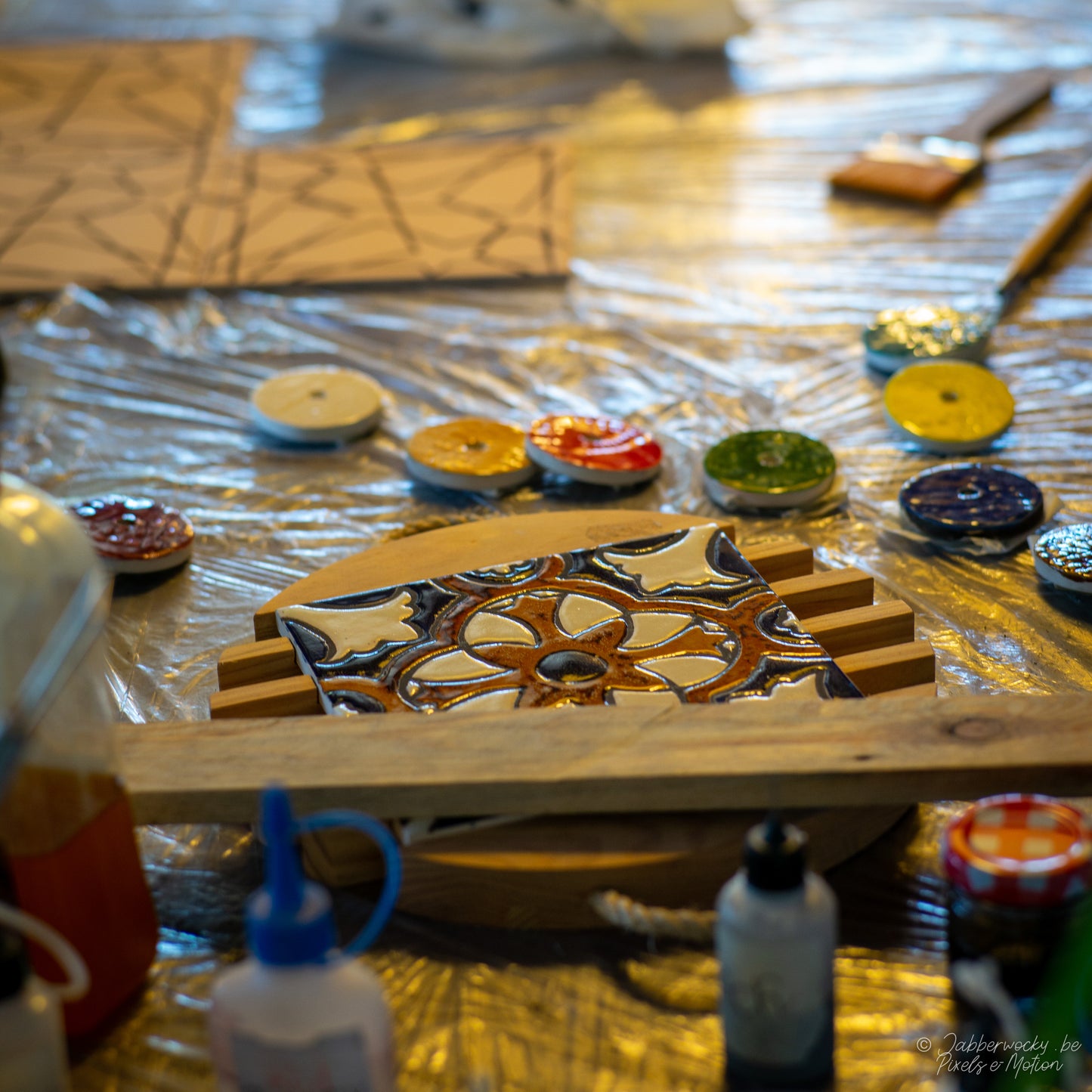 Moorish Tile Workshop "Azulejo Hispano-Árabe Corda-Seca" with Mariana in Caldas da Rainha, Portugal, by subcultours