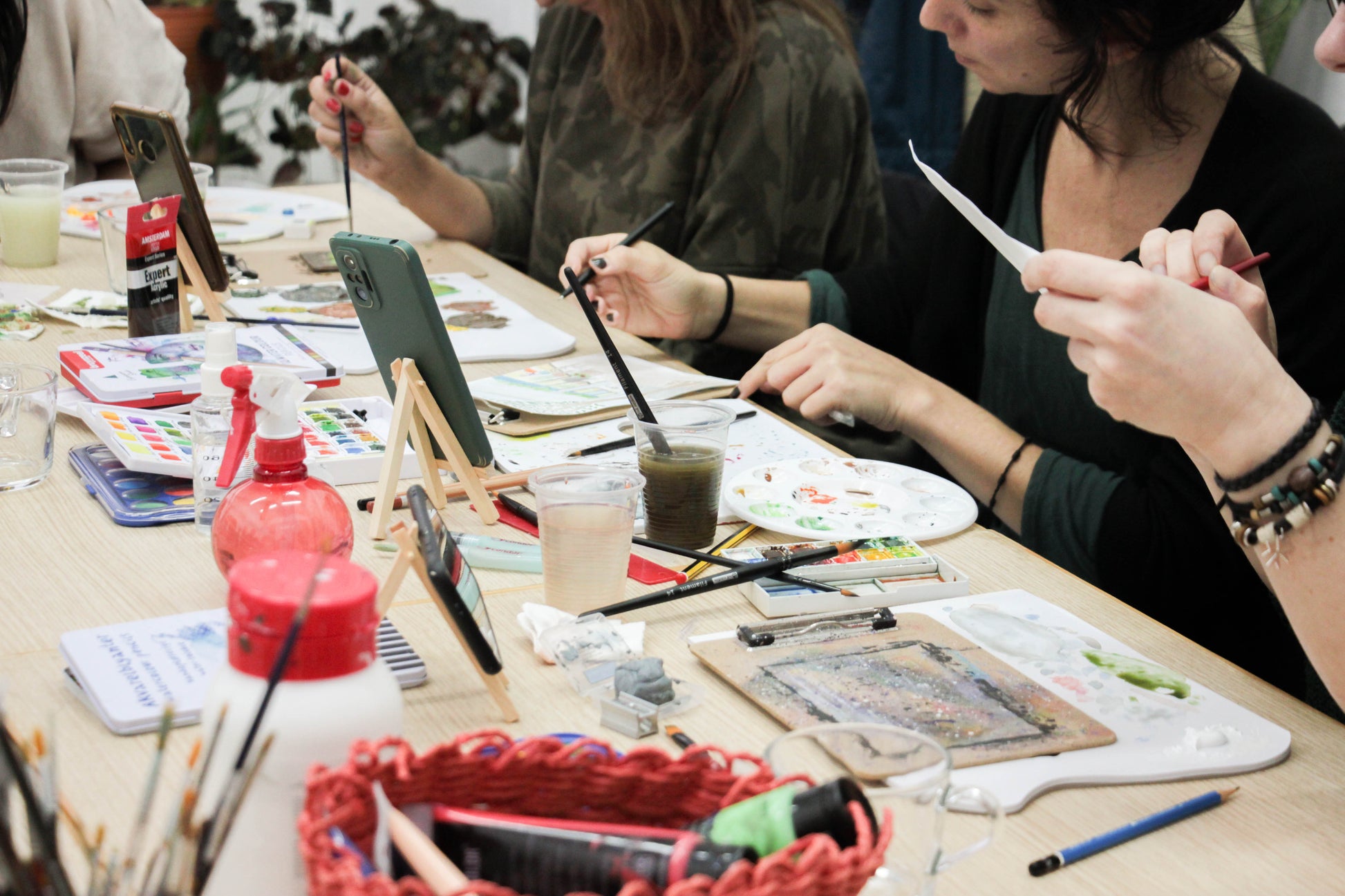 Painting Workshop "Experiences in Acrylic Painting" with Carolina in Porto, Portugal by subcultours