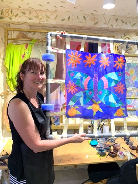 Painting Workshop "Paint Your Own Silk Scarf" with Eva in Valencia, Spain by subcultours
