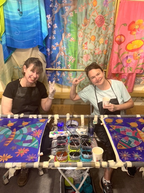 Painting Workshop "Paint Your Own Silk Scarf" with Eva in Valencia, Spain by subcultours