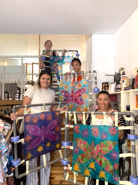 Painting Workshop "Paint Your Own Silk Scarf" with Eva in Valencia, Spain by subcultours
