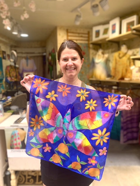 Painting Workshop "Paint Your Own Silk Scarf" with Eva in Valencia, Spain by subcultours