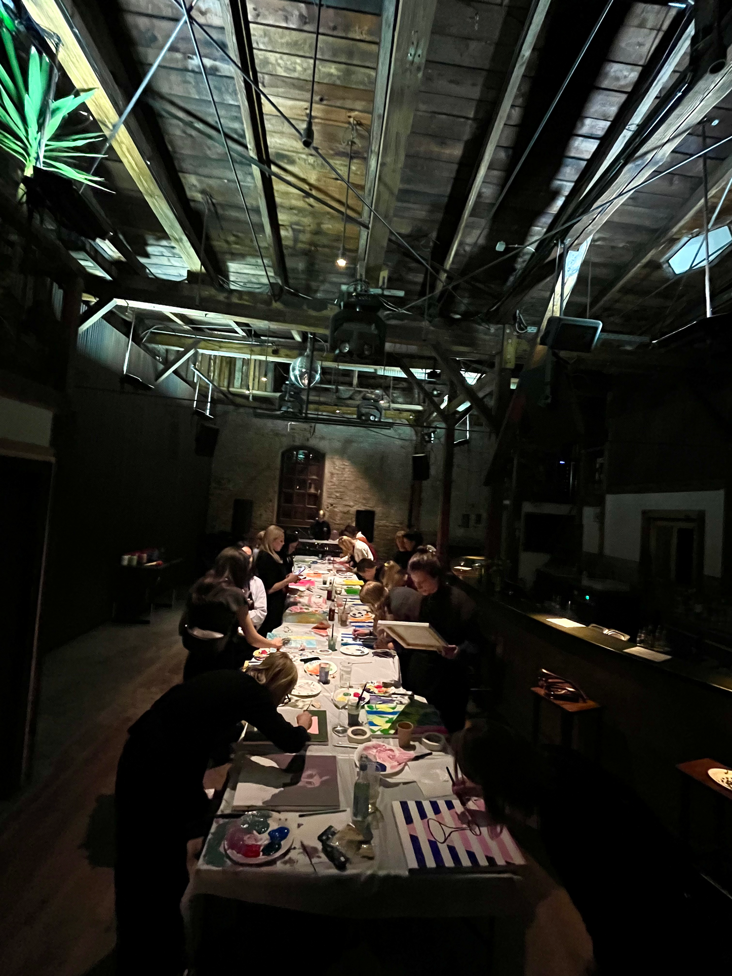 Teambuilding-Malworkshop „Emotionale, abstrakte Kunst“ mit Kat in Berlin