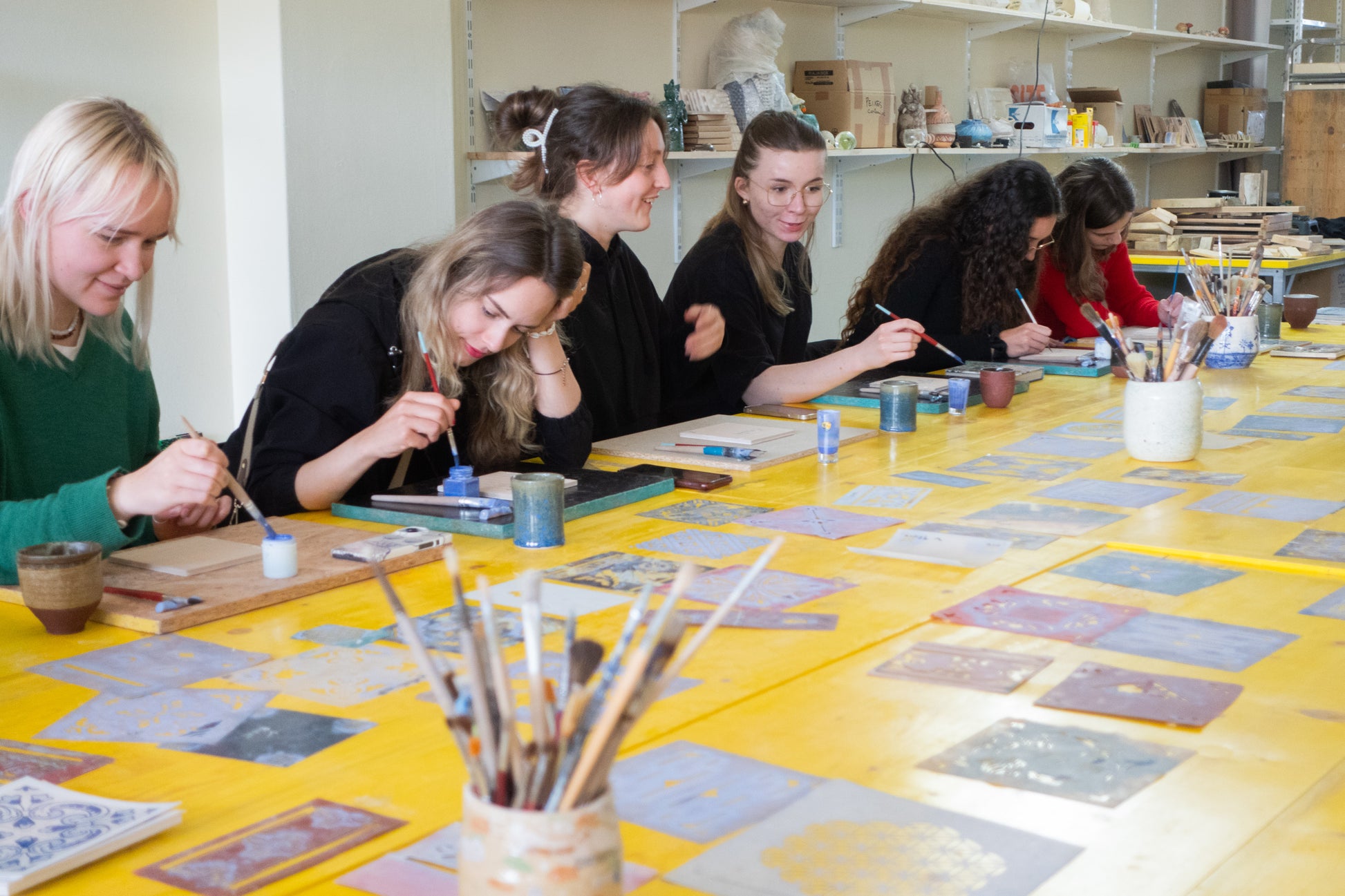 Tile Painting Workshop "Porto Tiles and Tea" with Francisco in Porto, Portugal, by subcultours, clients painting