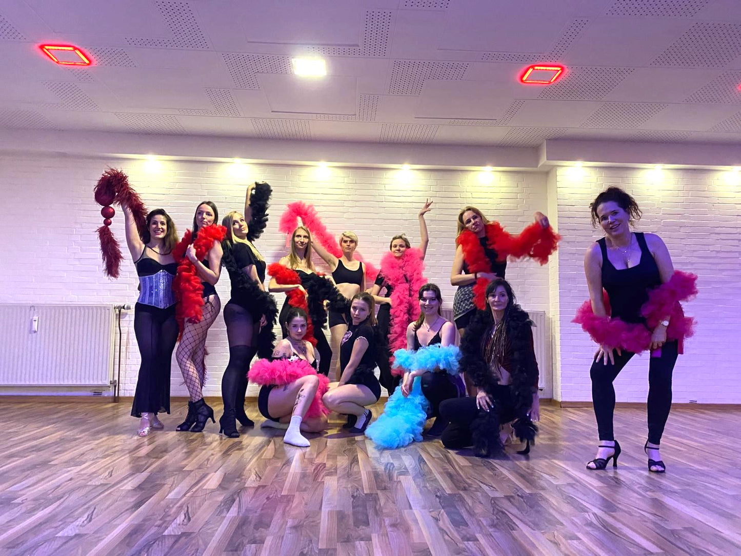 Burlesque Workshop with Nita and Anna in Cologne, Germany, group picture, by subcultours