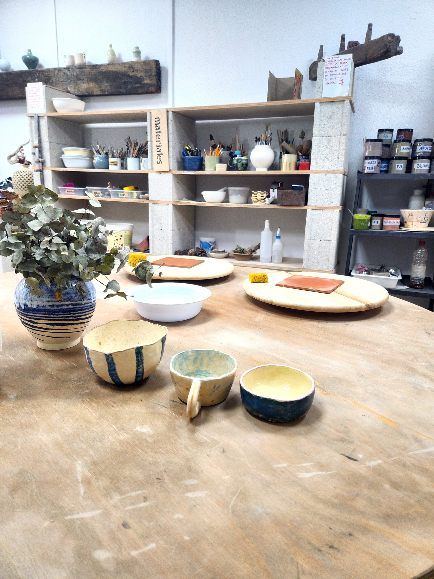 Ceramic Workshop "Create and Decorate Your Own Piece" with Fátima and her team in Seville, Spain