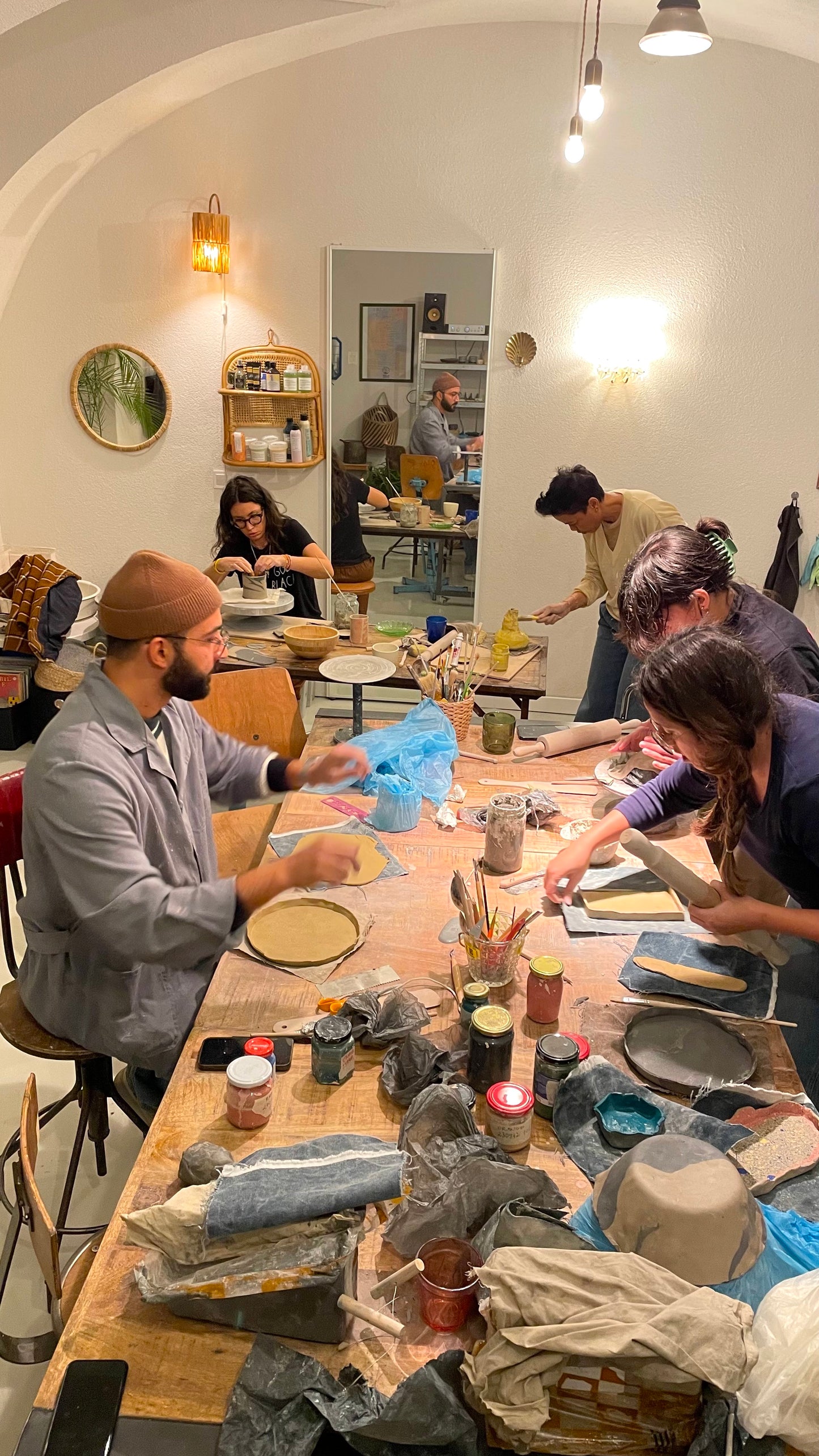 Keramik-Workshop „Freihand- und Töpferscheibe“ mit Brigitta in Budapest, Ungarn