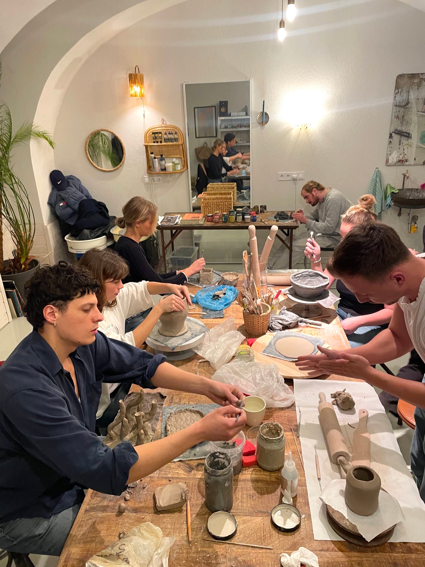 Keramik-Workshop „Freihand- und Töpferscheibe“ mit Brigitta in Budapest, Ungarn