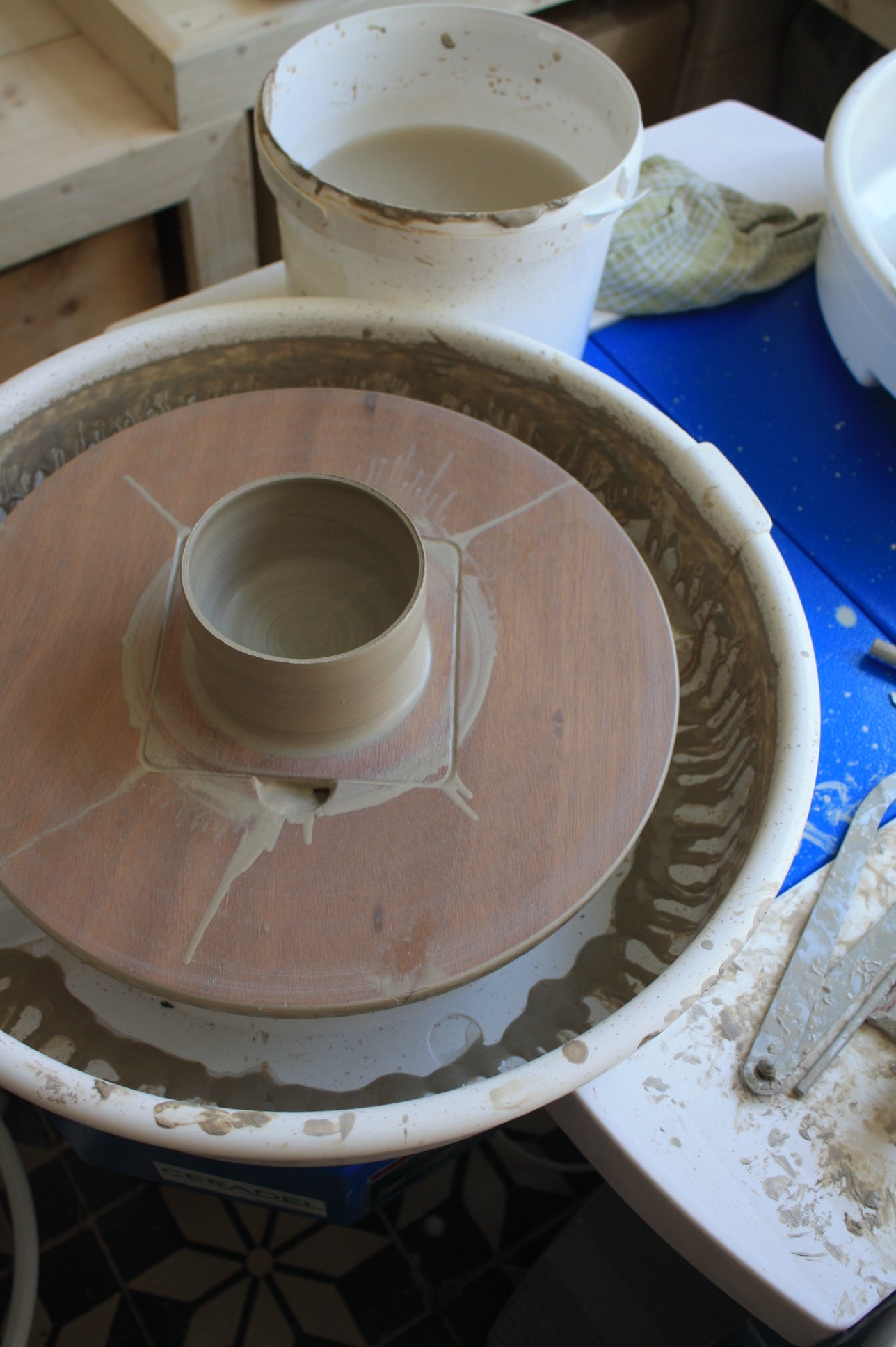 Ceramic Workshop "Throwing on the pottery wheel, a taster class" with Andrea in Bilzen, Belgium by subcultours