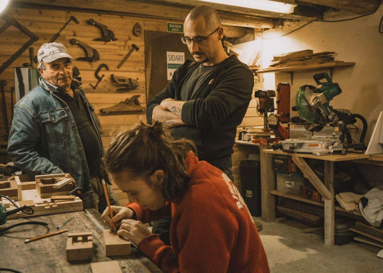 Full-Day "Sounds of Silence" Corvo Experience with David on Corvo Island, Madeira, Portugal, people crafting, by subcultours