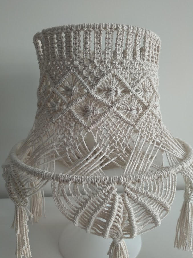 "Lacy" Macramé Tischlampe von Cláudia Almeida