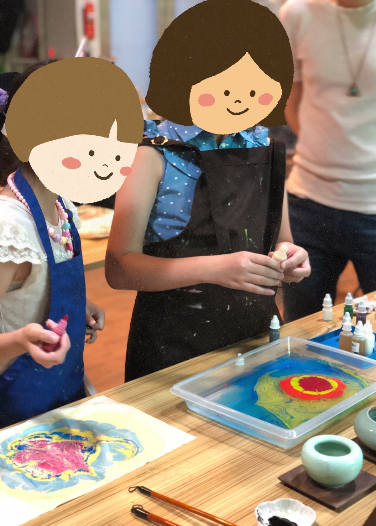 Suminagashi-Kunst-Workshop in Hamburg – Schwimmende Tinte beobachten und fröhliche Stille erfahren