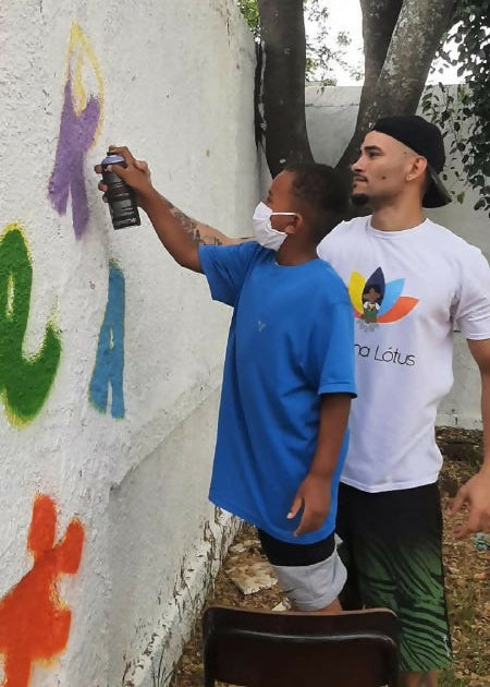 Urban-Art-and-graffiti-Workshop-with-Jean-Poul-in-Rio-de-Janeiro-Brazil-by-subcultours-kid-spraying-2