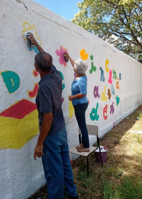 Urban-Art-and-graffiti-Workshop-with-Jean-Poul-in-Rio-de-Janeiro-Brazil-by-subcultours-adults-spraying