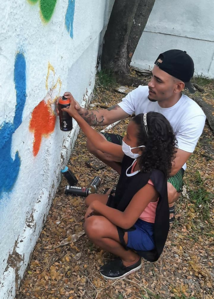 Urban-Art-and-graffiti-Workshop-with-Jean-Poul-in-Rio-de-Janeiro-Brazil-by-subcultours-kid-spraying