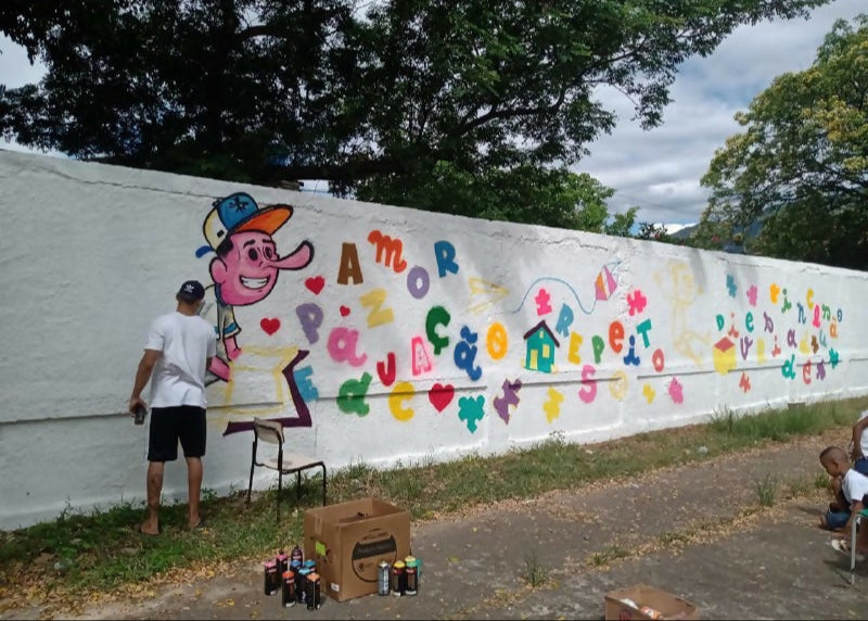Urban-Art-and-graffiti-Workshop-with-Jean-Poul-in-Rio-de-Janeiro-Brazil-by-subcultours-artist-painting