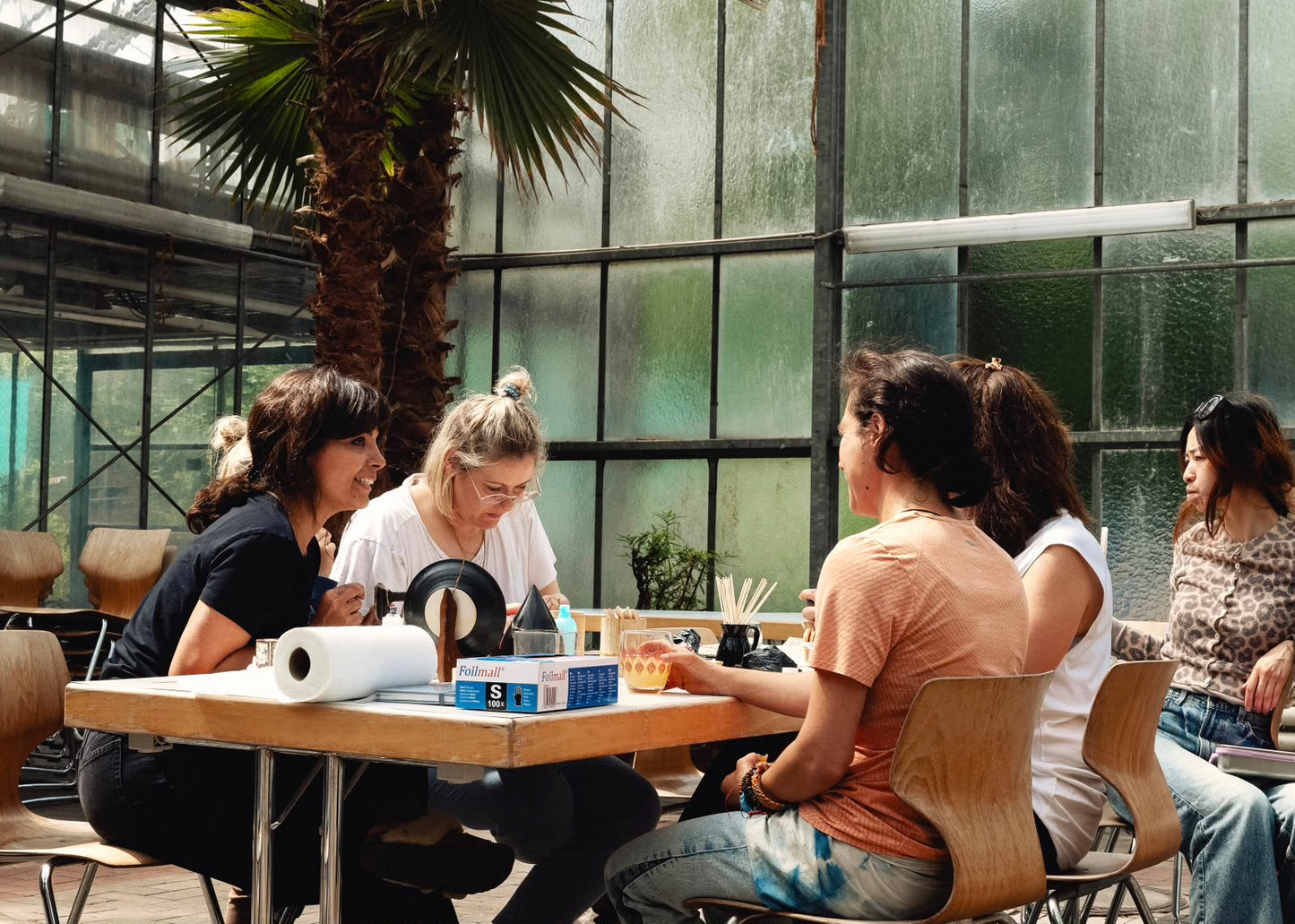 Experiencia Kintsugi en Rooftop "Repara Cerámica Rota con Oro" con Farnoush en Palma de Mallorca, España