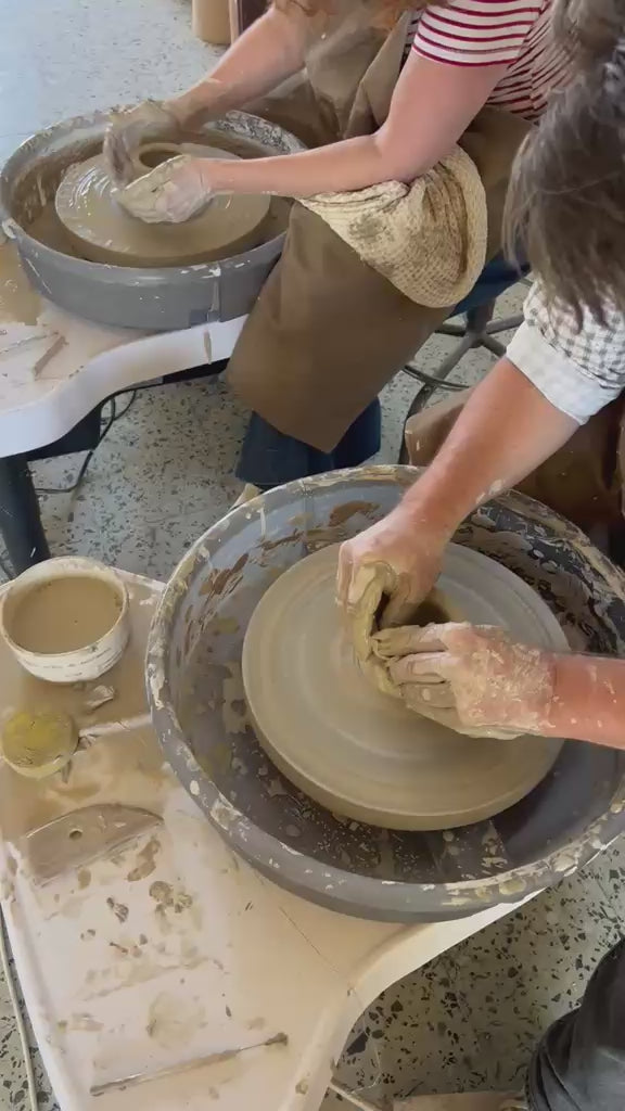 Ceramic Workshop "Full Pottery on the Wheel Experience" with Paula in Caldas da Rainha, Portugal 4