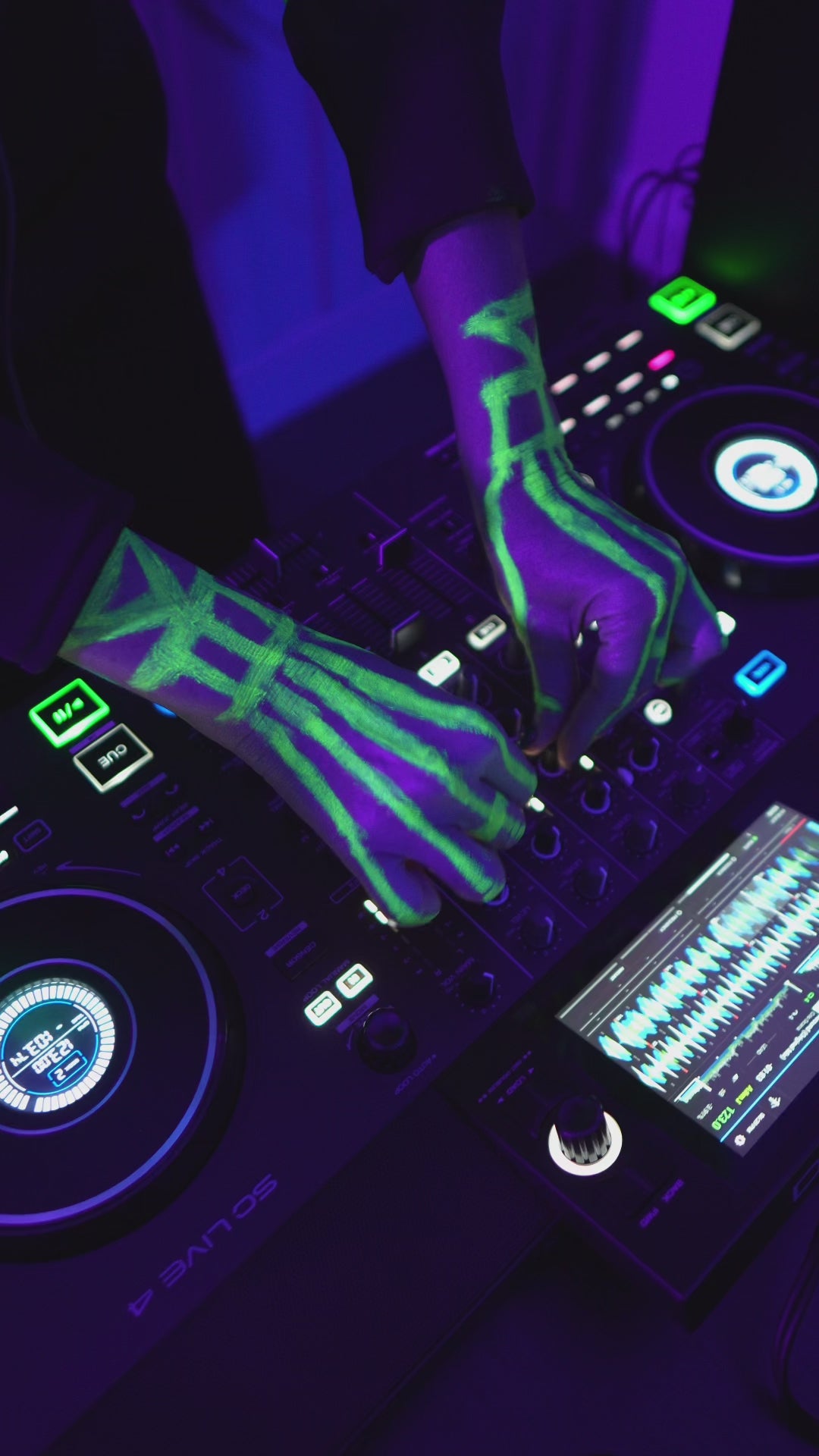 Neon Art Party "Paint, Glow, and Party" with Nyra in Berlin, Germany Video